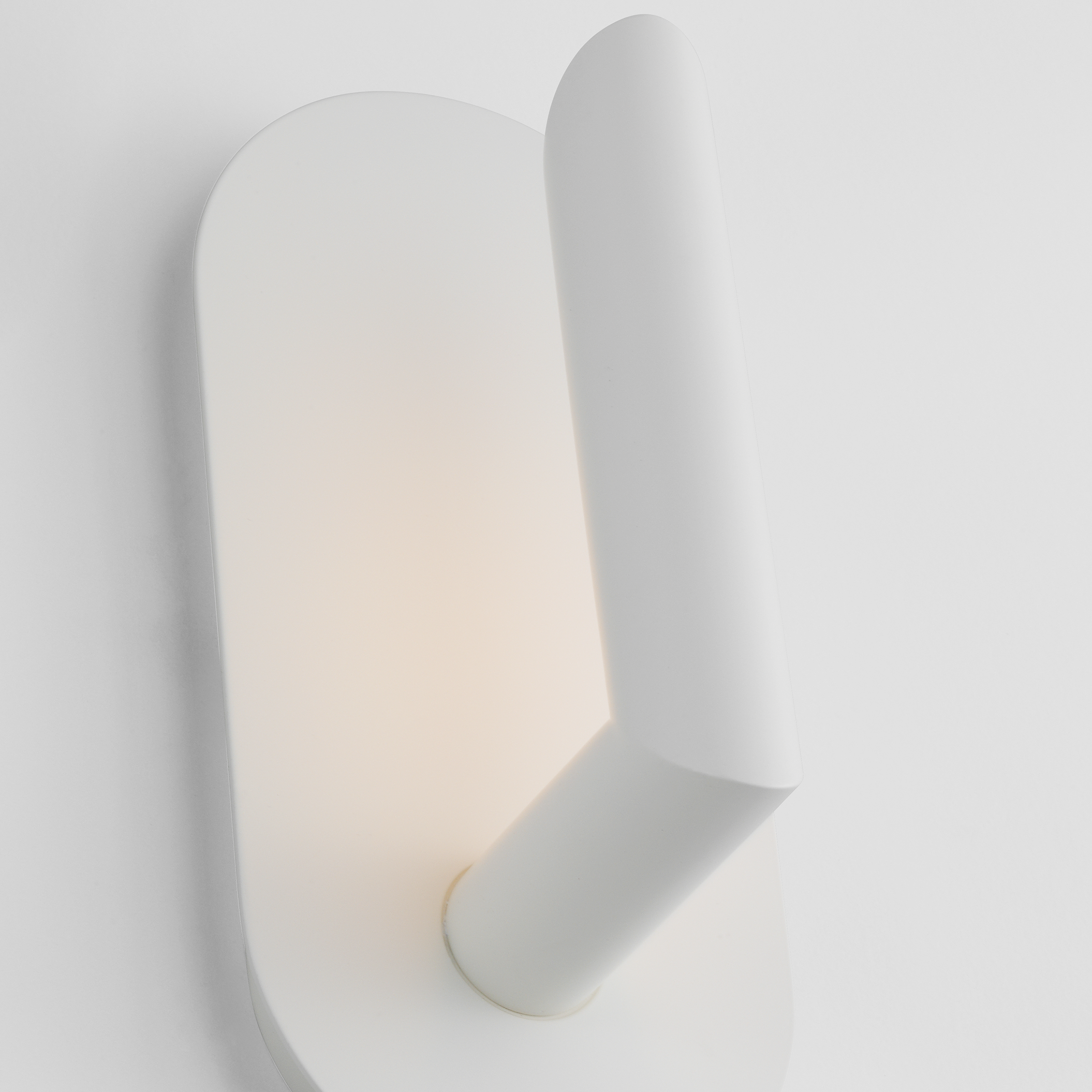 Featuring Fielle Small Sconce Soft White by Visual Comfort at Amethyst Home. The Fielle series by Kelly Wearstler is a clever design fitted with integrated LED technology with a seriously pared-down profile. Featuring minimalist silhouettes with modern design details, the distinctive Fielle series offers a versatile range of lighting, including sconces, table and floor lamps. Mod. Amethyst Home provides interior design, new construction, custom furniture, and area rugs in the Des Moines metro area