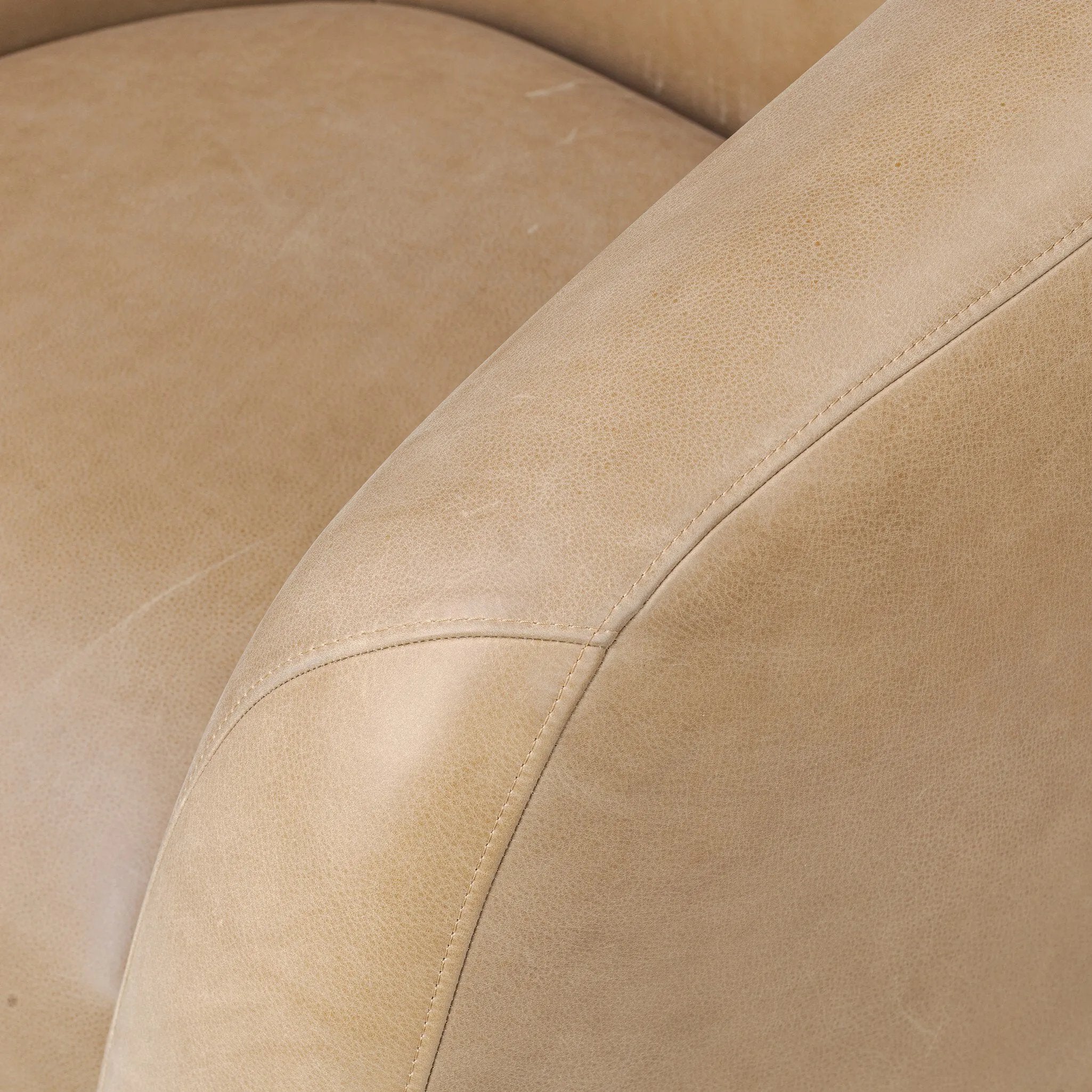Meet modern comfort. Clean curves, impeccable tailoring and taupe top-grain leather with a pronounced grain bring an elevated