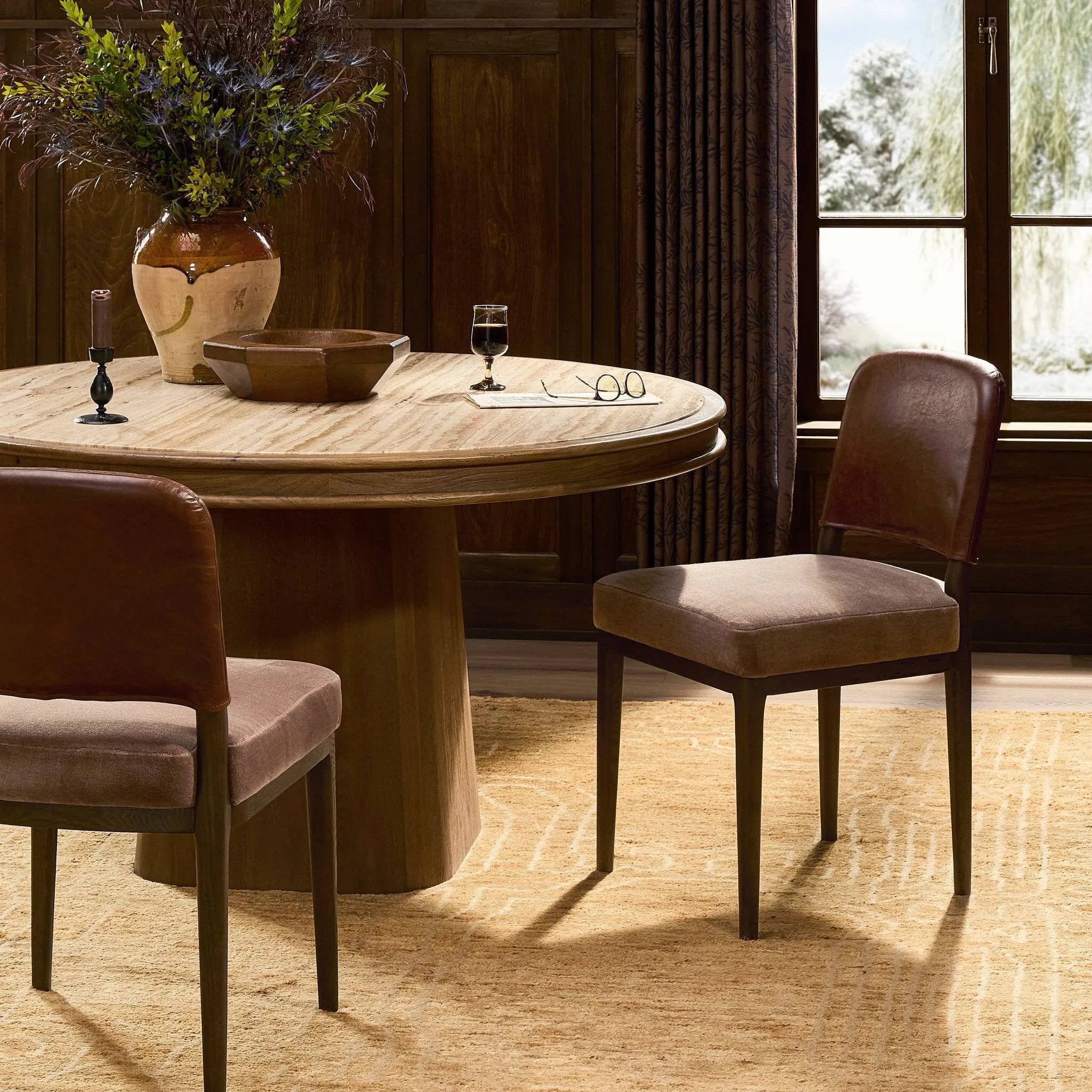 A moody, mixed material look that stands out. A velvety, wool-blend seat and top-grain leather, seat back are framed by solid