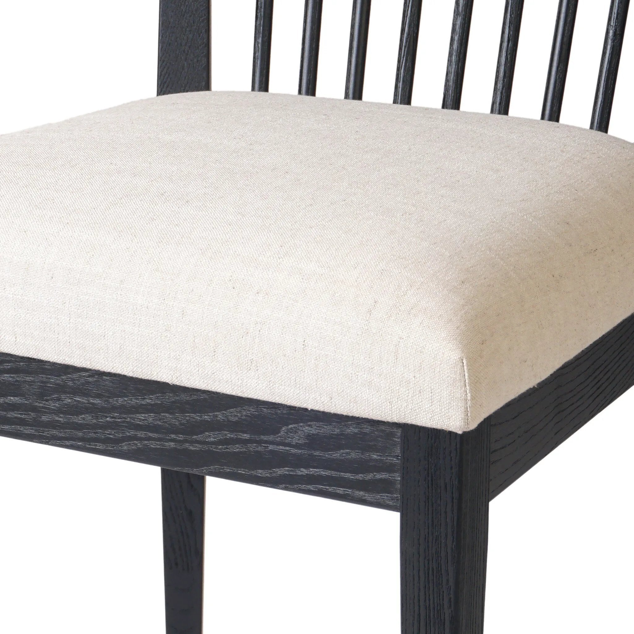 A linear dining style inspired by Japanese tea houses, crafted from black-finished ash. Designed for comfort, a thick cushion