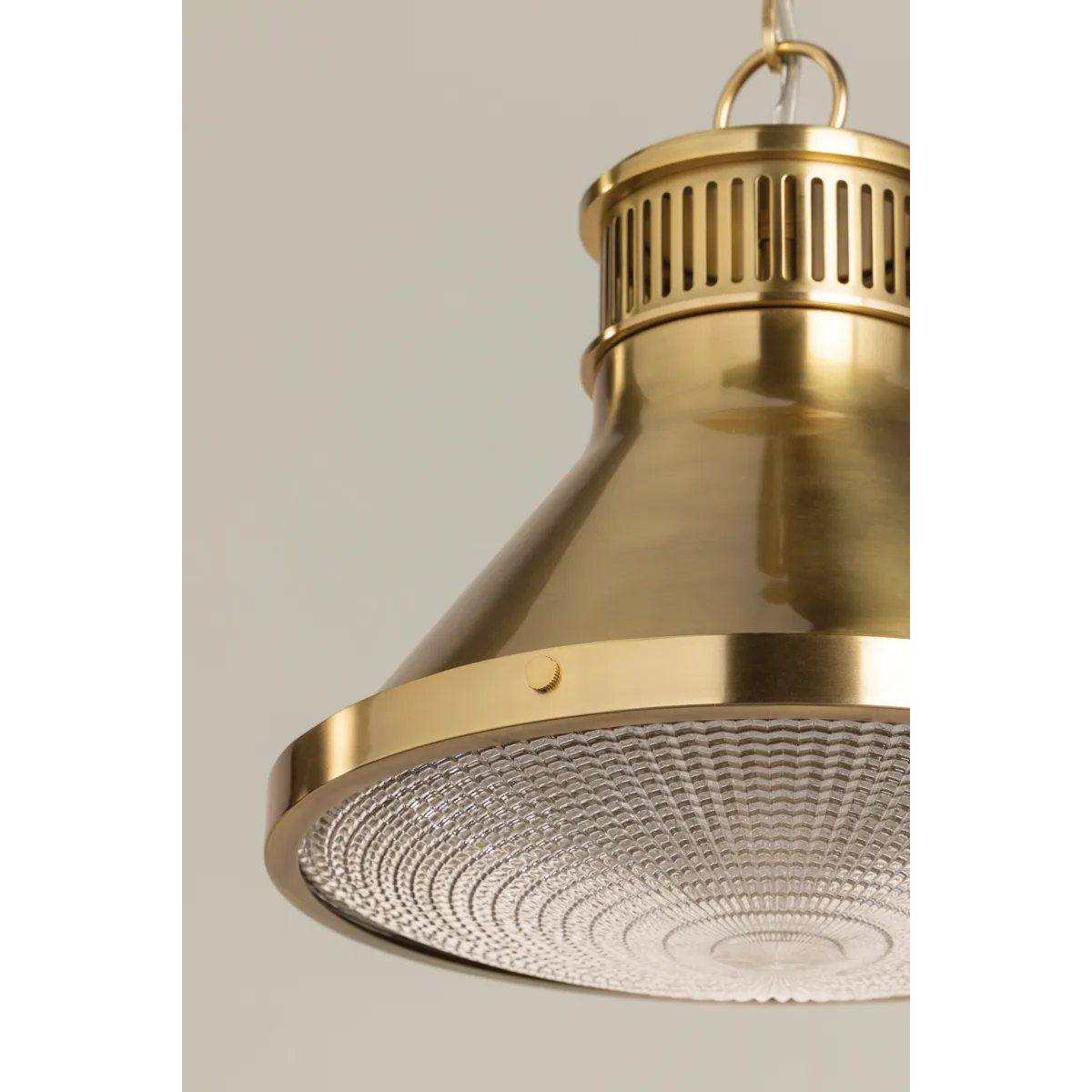 The Highclere family blends industrial and classic elements to create a modern, elevated basic. Etched for added texture, the clear optic glass shade creates a beautiful diffusion of light while the bell-shaped silhouette of the shade is accented by Mark D. Sikes' signature brass screw detailing. Amethyst Home provides interior design, new home construction design consulting, vintage area rugs, and lighting in the Miami metro area.