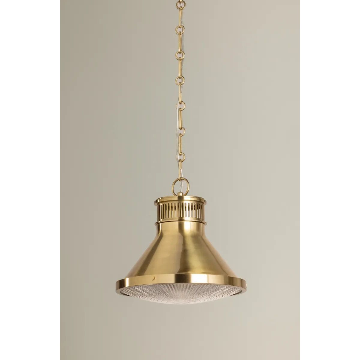 The Highclere family blends industrial and classic elements to create a modern, elevated basic. Etched for added texture, the clear optic glass shade creates a beautiful diffusion of light while the bell-shaped silhouette of the shade is accented by Mark D. Sikes' signature brass screw detailing. Amethyst Home provides interior design, new home construction design consulting, vintage area rugs, and lighting in the San Diego metro area.