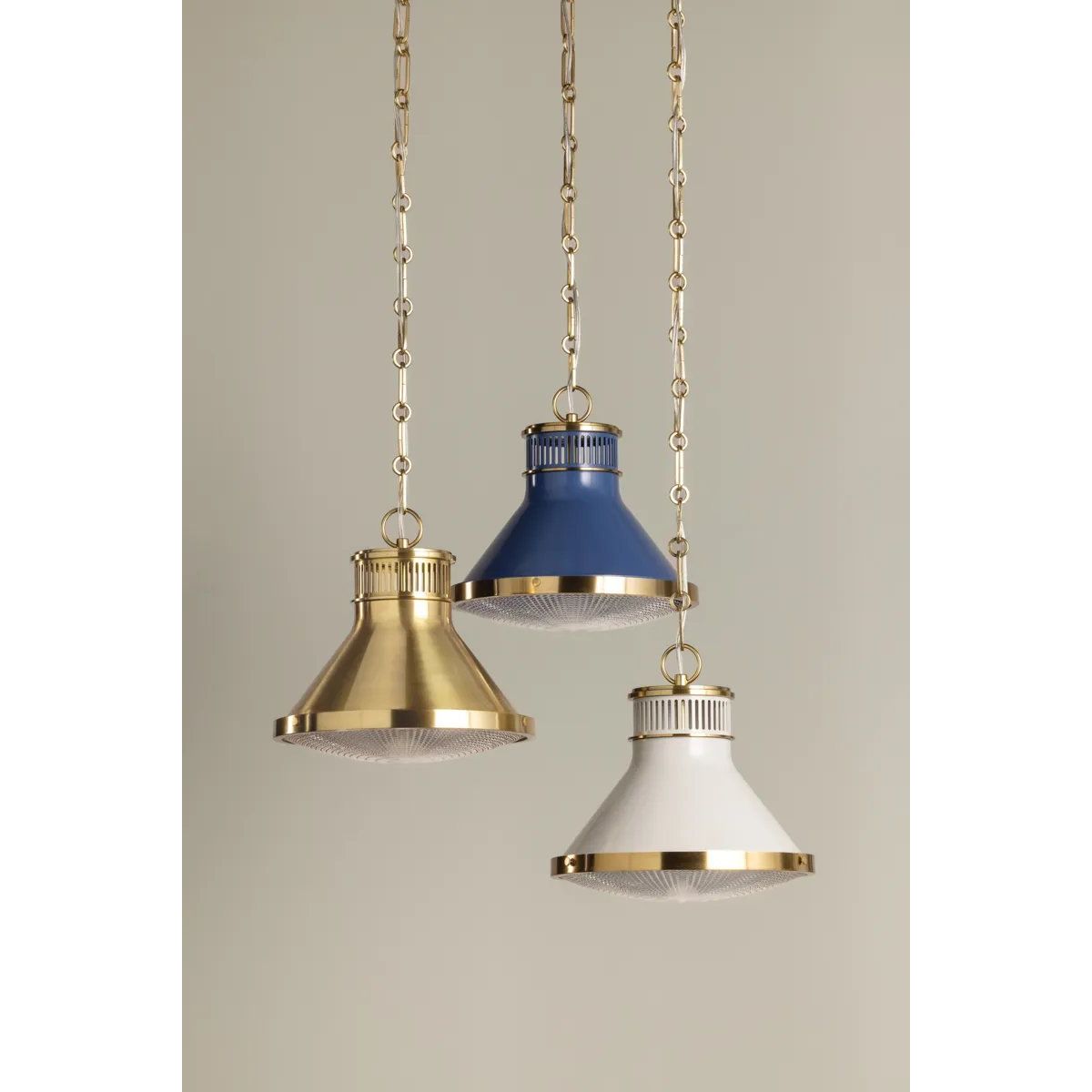 The Highclere family blends industrial and classic elements to create a modern, elevated basic. Etched for added texture, the clear optic glass shade creates a beautiful diffusion of light while the bell-shaped silhouette of the shade is accented by Mark D. Sikes' signature brass screw detailing. Amethyst Home provides interior design, new home construction design consulting, vintage area rugs, and lighting in the Houston metro area.