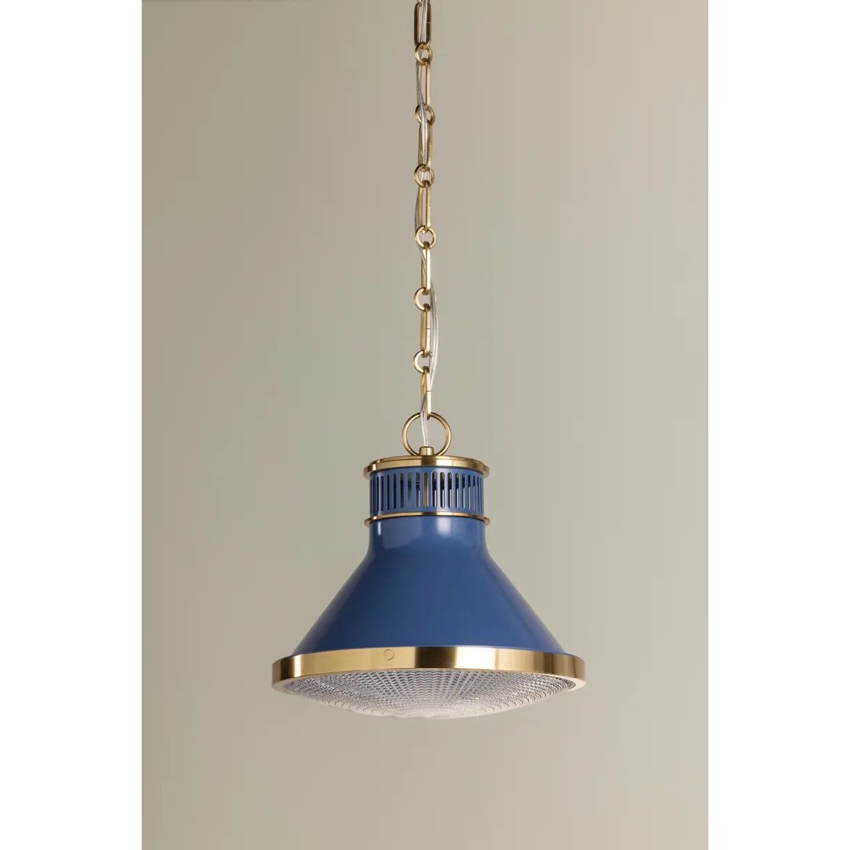 The Highclere family blends industrial and classic elements to create a modern, elevated basic. Etched for added texture, the clear optic glass shade creates a beautiful diffusion of light while the bell-shaped silhouette of the shade is accented by Mark D. Sikes' signature brass screw detailing. Amethyst Home provides interior design, new home construction design consulting, vintage area rugs, and lighting in the Monterey metro area.