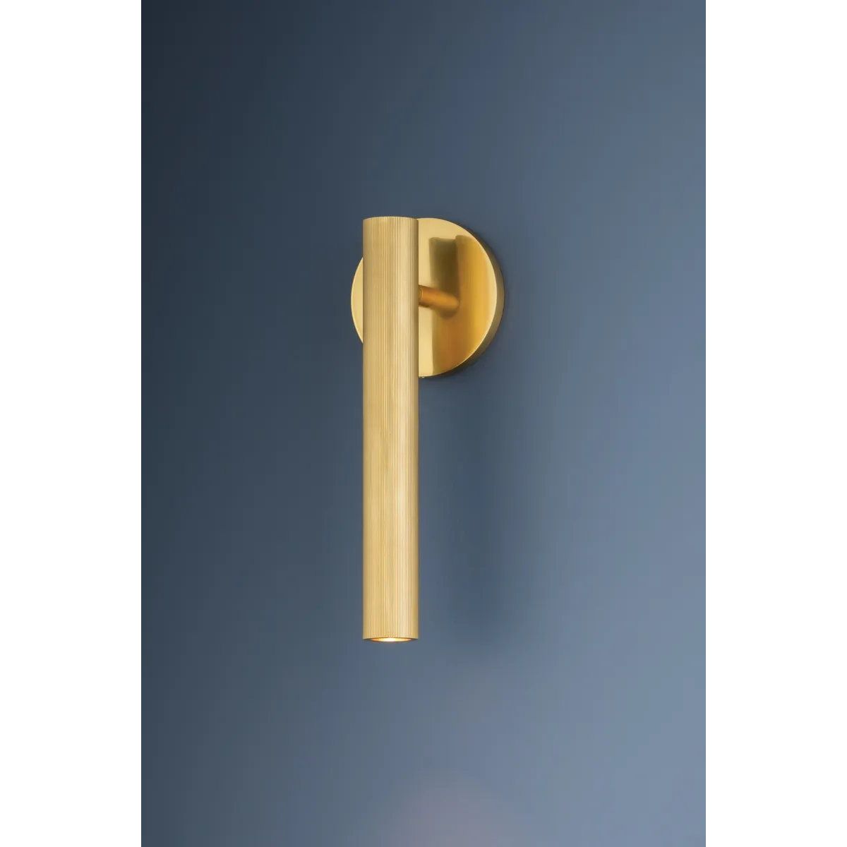 Integrated with CSL’s ‘Whisper’ technology, Simeon offers peak functionality in a streamlined sconce format. While understated, a level of style is achieved with the extruded ribbing on the Aged Brass articulating shade. Amethyst Home provides interior design, new home construction design consulting, vintage area rugs, and lighting in the Laguna Beach metro area.