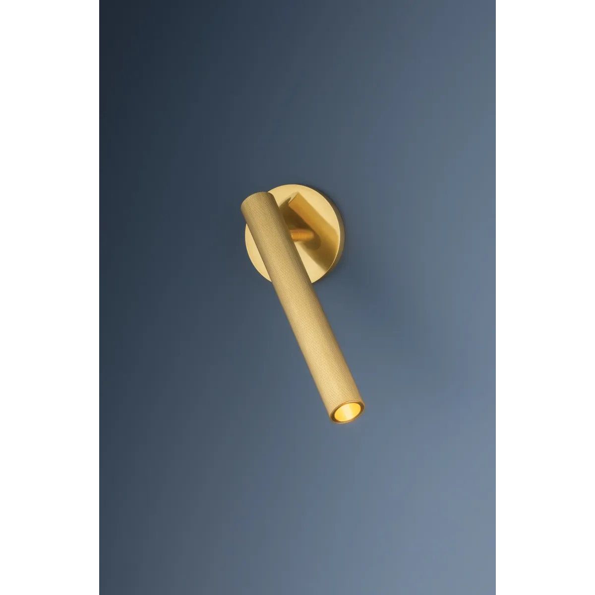 Integrated with CSL’s ‘Whisper’ technology, Simeon offers peak functionality in a streamlined sconce format. While understated, a level of style is achieved with the extruded ribbing on the Aged Brass articulating shade. Amethyst Home provides interior design, new home construction design consulting, vintage area rugs, and lighting in the Newport Beach metro area.