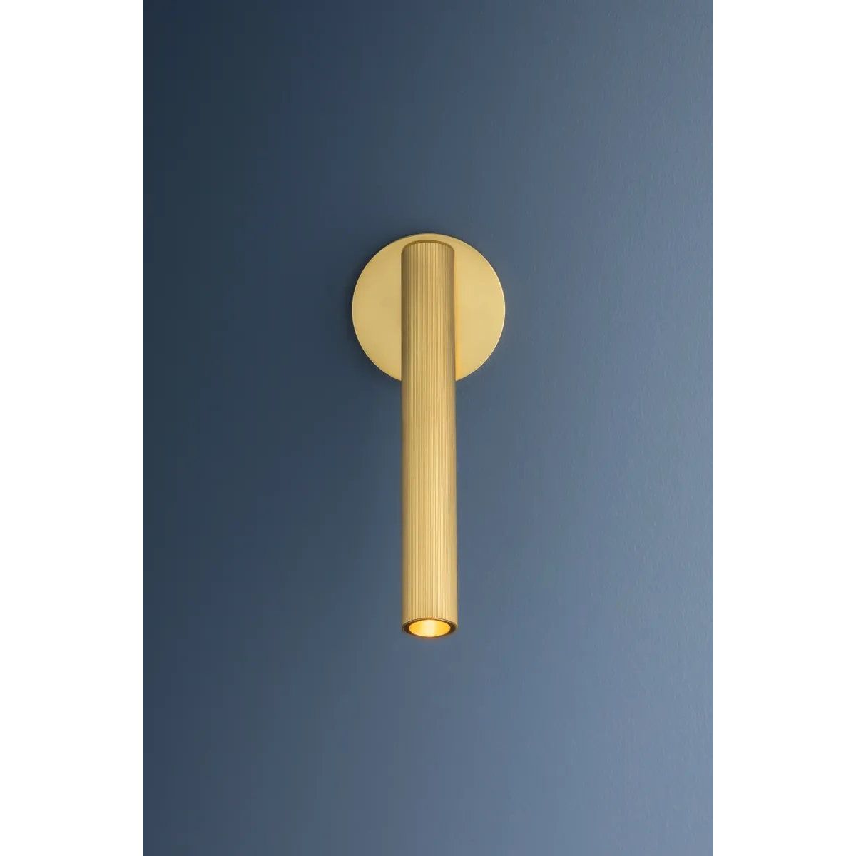 Integrated with CSL’s ‘Whisper’ technology, Simeon offers peak functionality in a streamlined sconce format. While understated, a level of style is achieved with the extruded ribbing on the Aged Brass articulating shade. Amethyst Home provides interior design, new home construction design consulting, vintage area rugs, and lighting in the Tampa metro area.