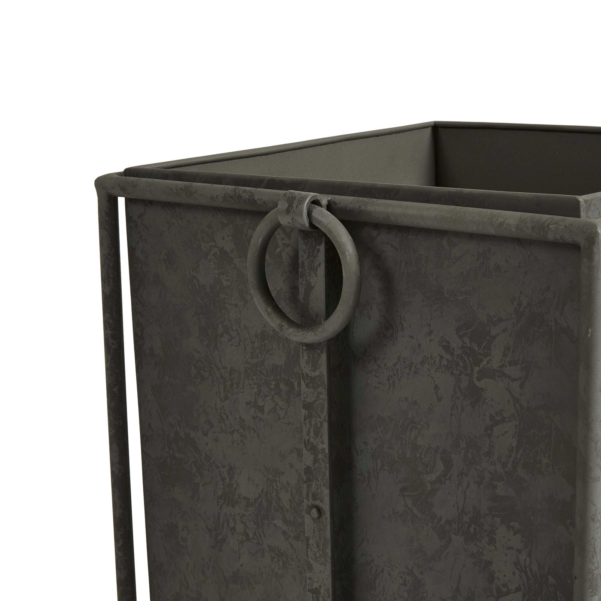 With metal liners that easily slide out, the Callahan Square Planter is as practical as it is handsome. The rounded handles and traditional design make it an outdoor classic. Amethyst Home provides interior design, new construction, custom furniture, and area rugs in the Winter Garden metro area.