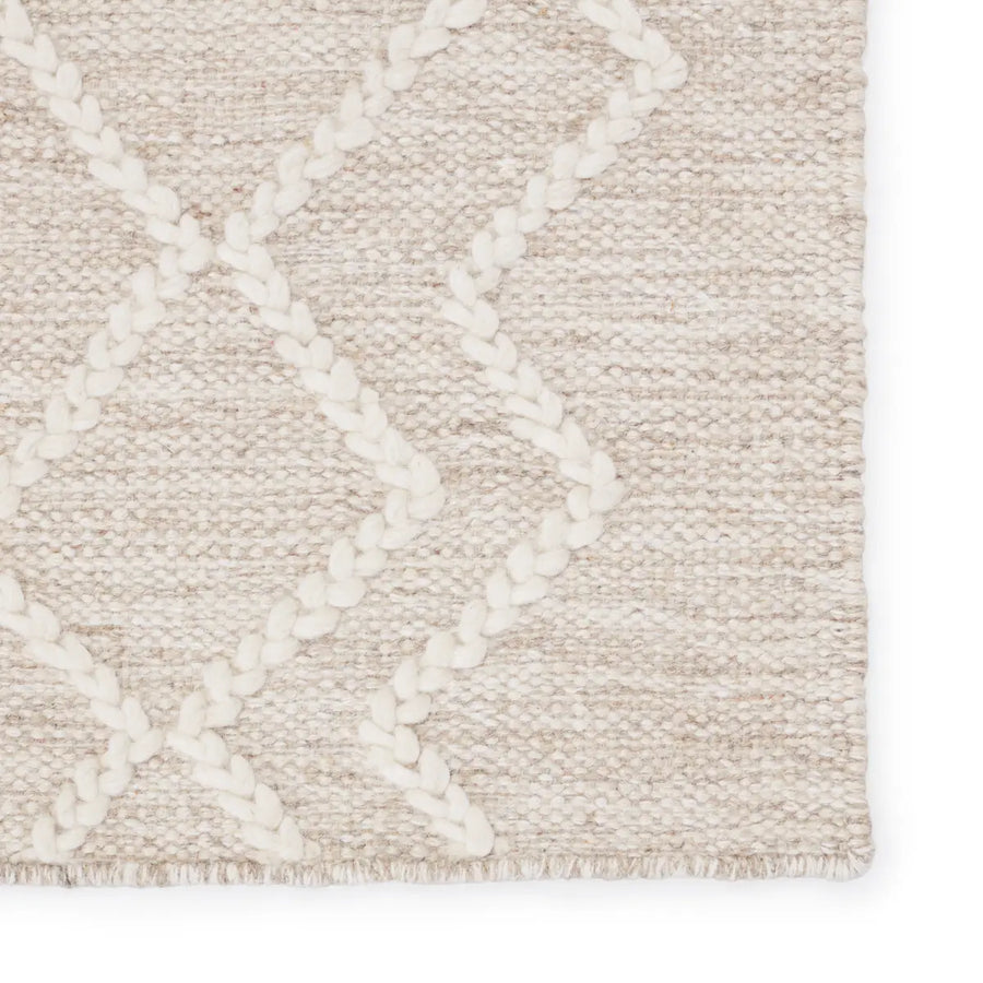 This Plateau Moab Cloud Cream / Marshmallow Area Rug by Jaipur Living, or PLT01, is crafted of jute, wool, and cotton. This showcases an ingenious braid weave technique that breathes life into the simple natural fiber foundation. 